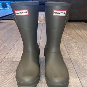 NWOT Hunter Original Short Rain Boot - Womens size 7 - Dark Olive Matte
